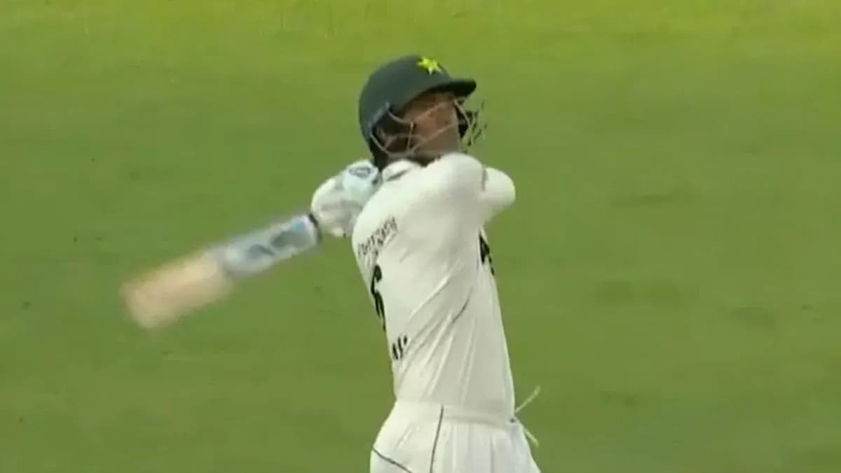 Bateador de Pakistán golpeando la pelota en el campo