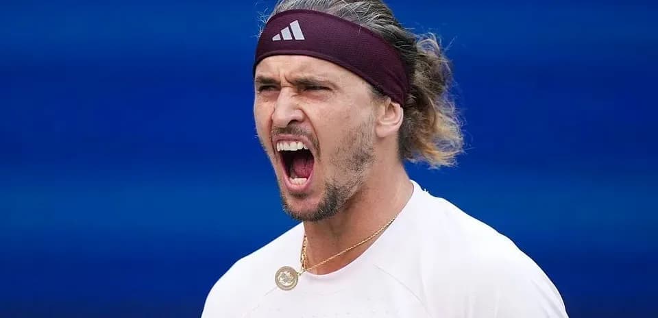 Jugador de tenis celebrando con un grito