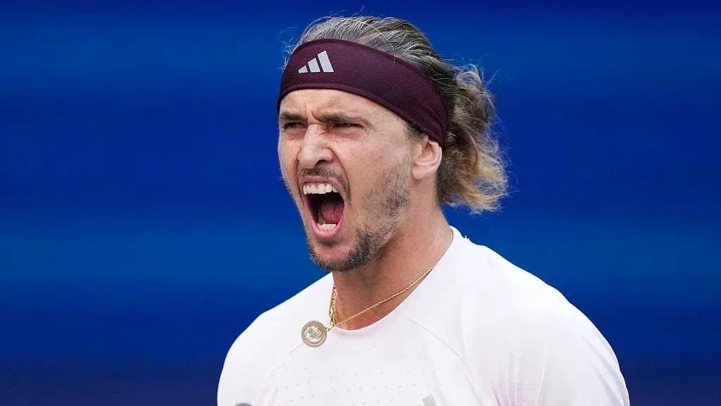 Jugador de tenis celebrando con un grito