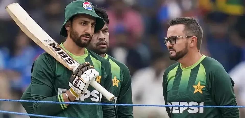Jugadores de cricket de Pakistán discutiendo en el campo