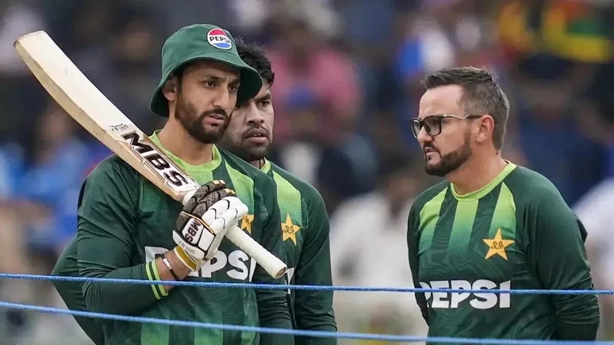 Jugadores de cricket de Pakistán discutiendo en el campo