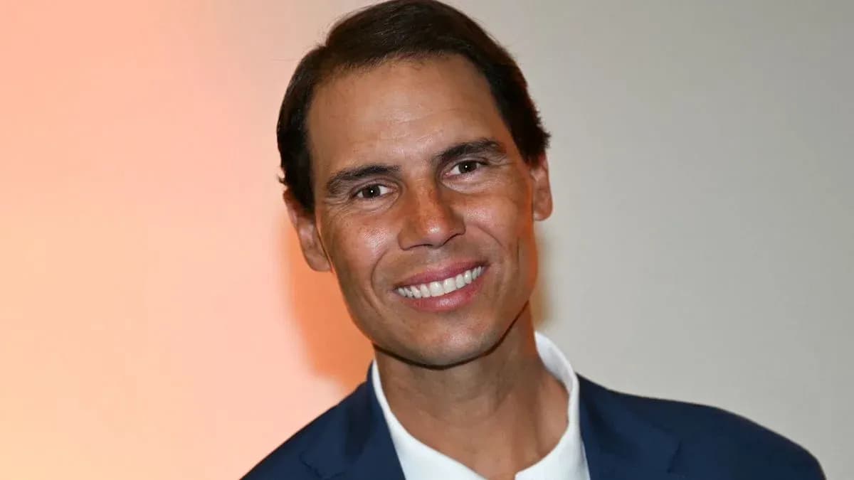 Hombre sonriendo con traje en fondo claro