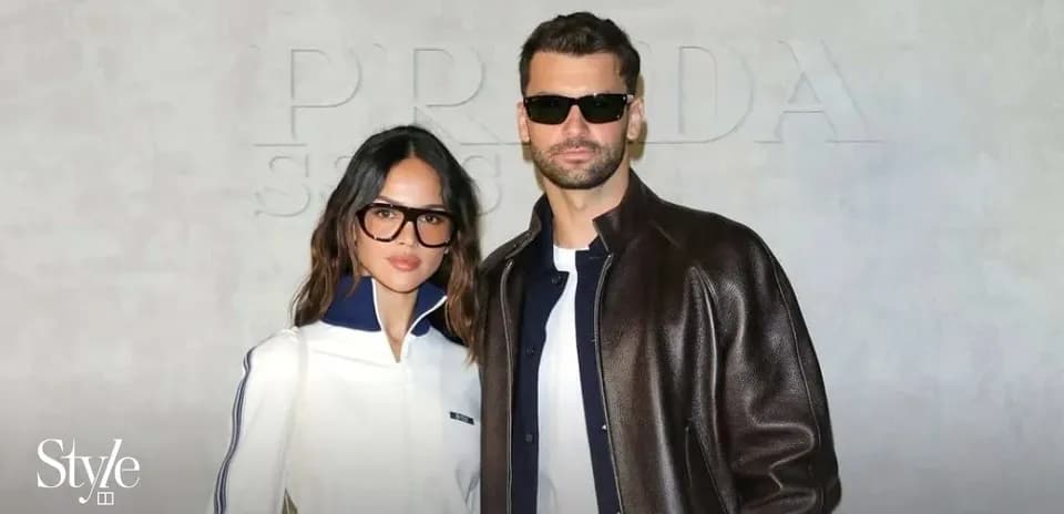 Pareja posando en evento de moda con gafas de sol