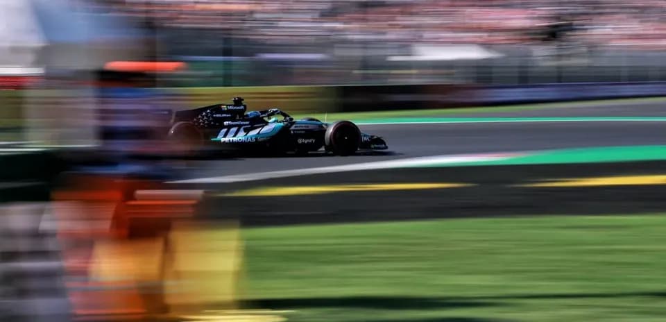 Coche de Fórmula 1 acelerando en la pista