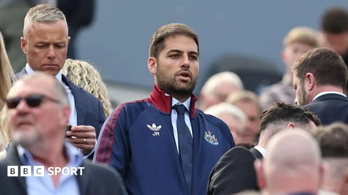 Hombre con chaqueta de Newcastle en un evento