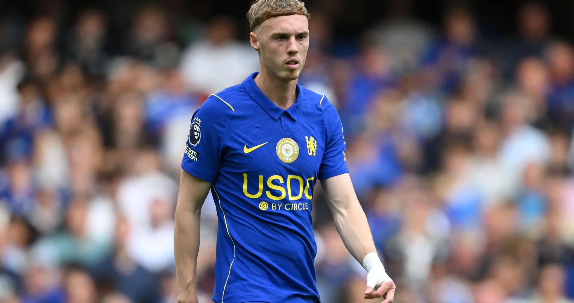 Jugador de Chelsea caminando en el campo