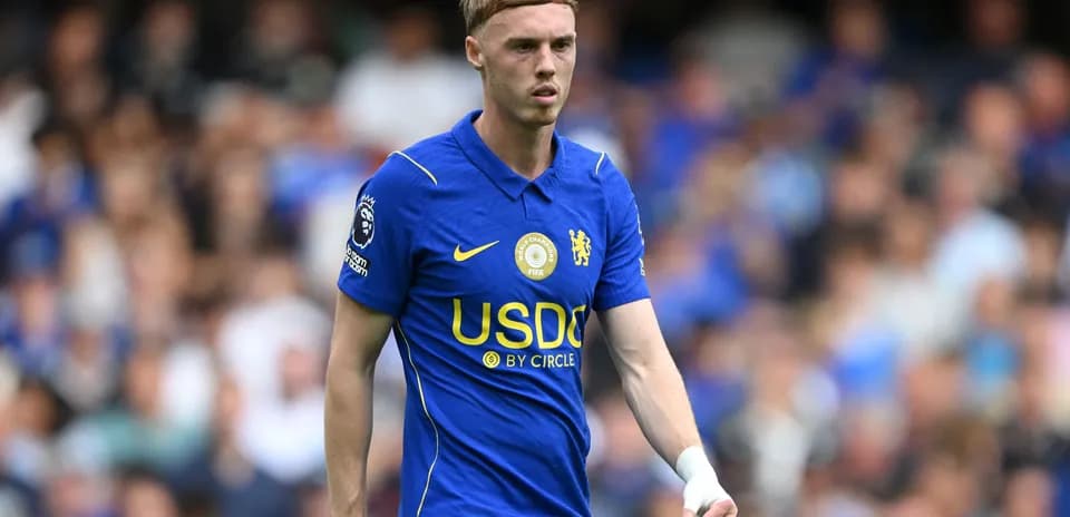Jugador de Chelsea caminando en el campo