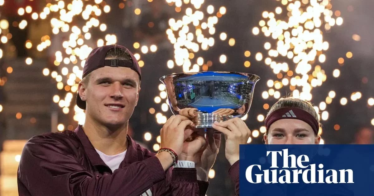 Jugadores levantando trofeo con fuegos artificiales de fondo