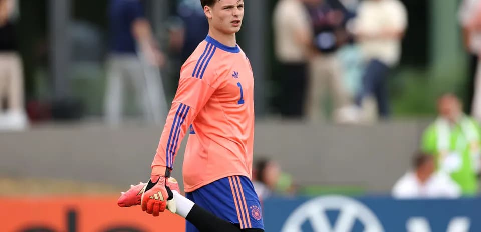Portero estirándose antes del partido en entrenamiento