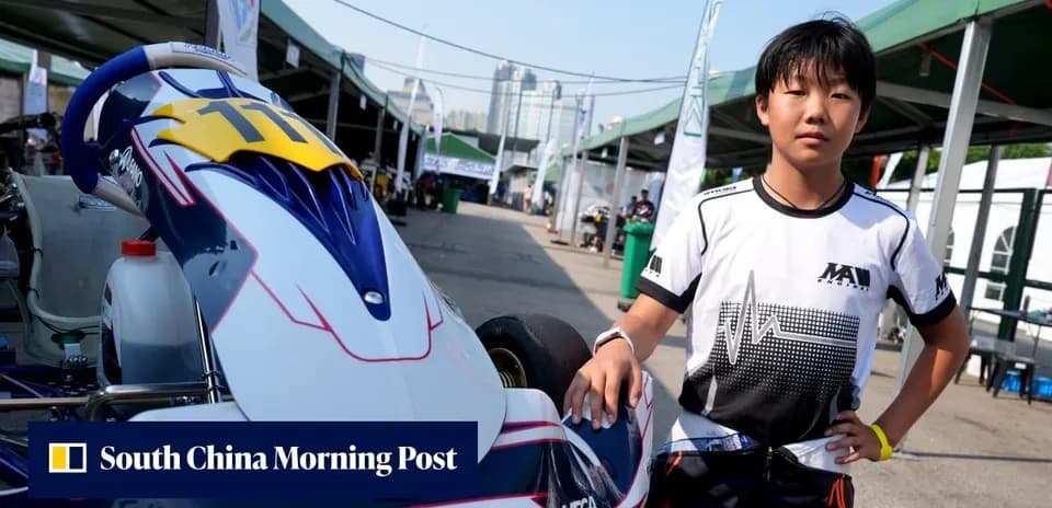 Joven piloto de karting junto a su kart