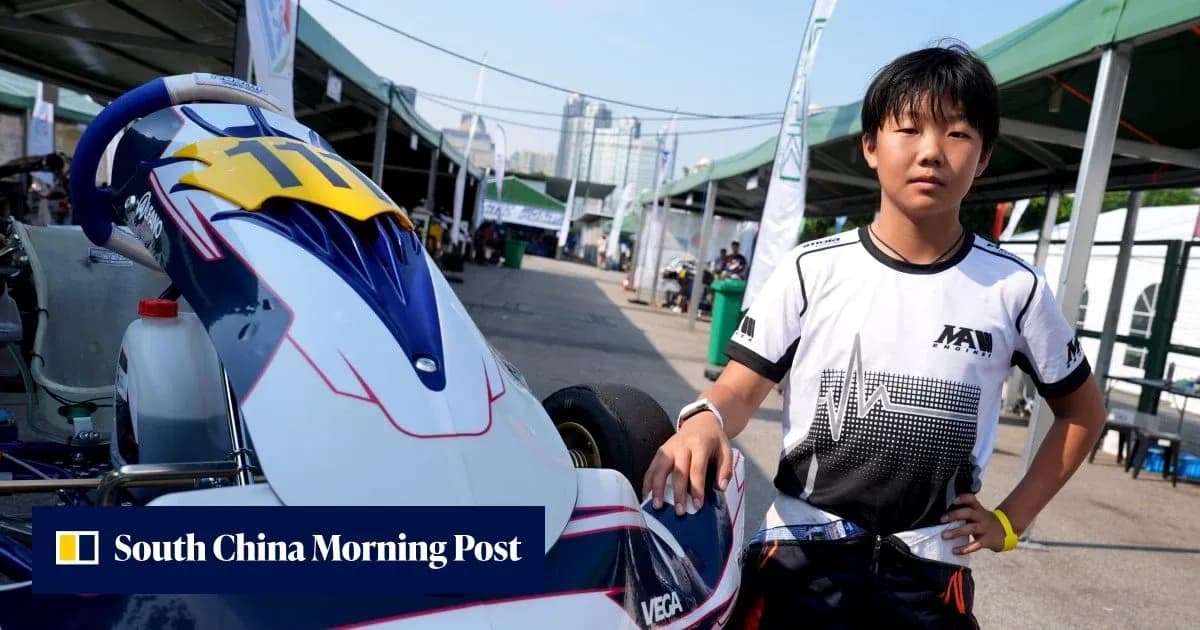 Joven piloto de karting junto a su kart