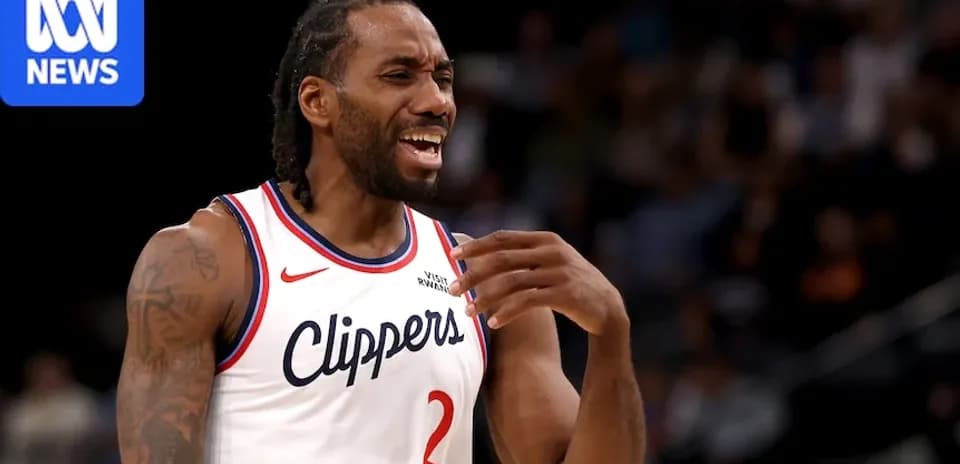 Kawhi Leonard en acción durante un partido de baloncesto