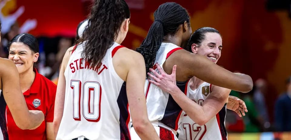 Jugadoras de baloncesto abrazándose tras el partido