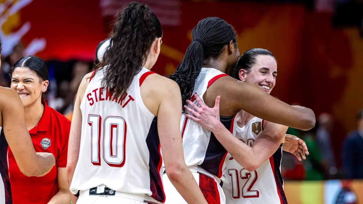 Jugadoras de baloncesto abrazándose tras el partido
