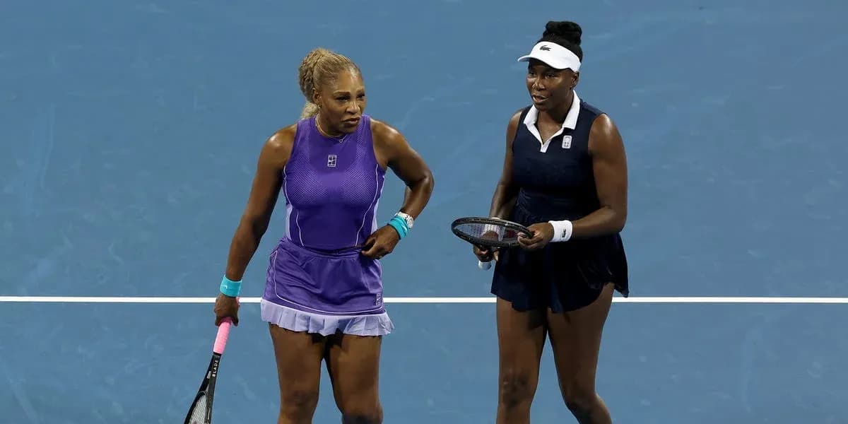 Serena y Venus Williams en la cancha de tenis