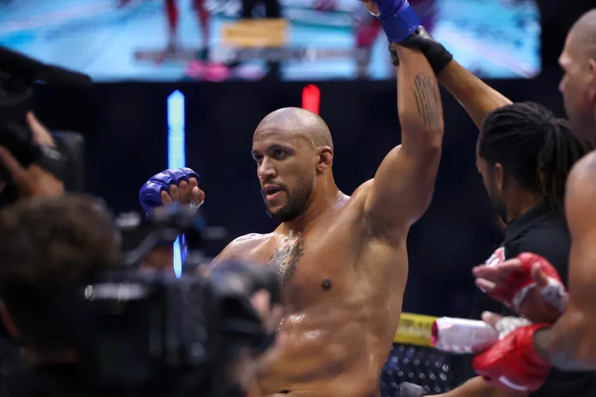 Luchador levantando el brazo tras victoria en combate