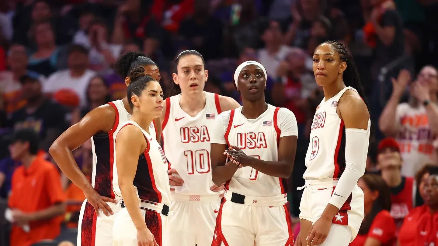 Jugadoras de baloncesto de Estados Unidos en tiempo muerto
