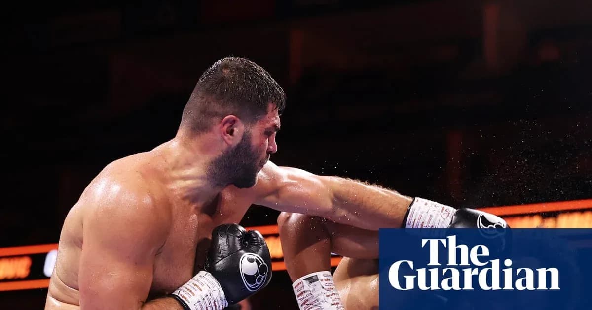 Boxeador lanzando un golpe en el ring