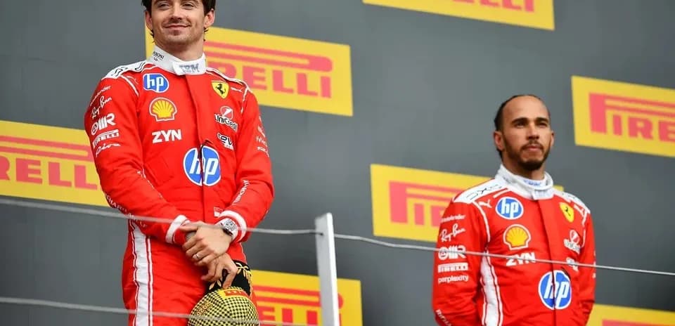 Charles Leclerc y Lewis Hamilton en el podio