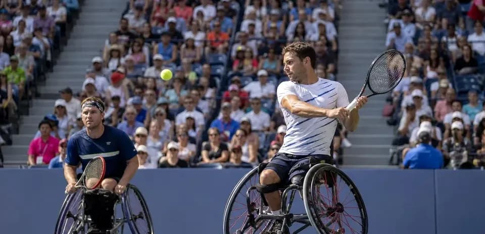 Jugadores en silla de ruedas compitiendo en tenis