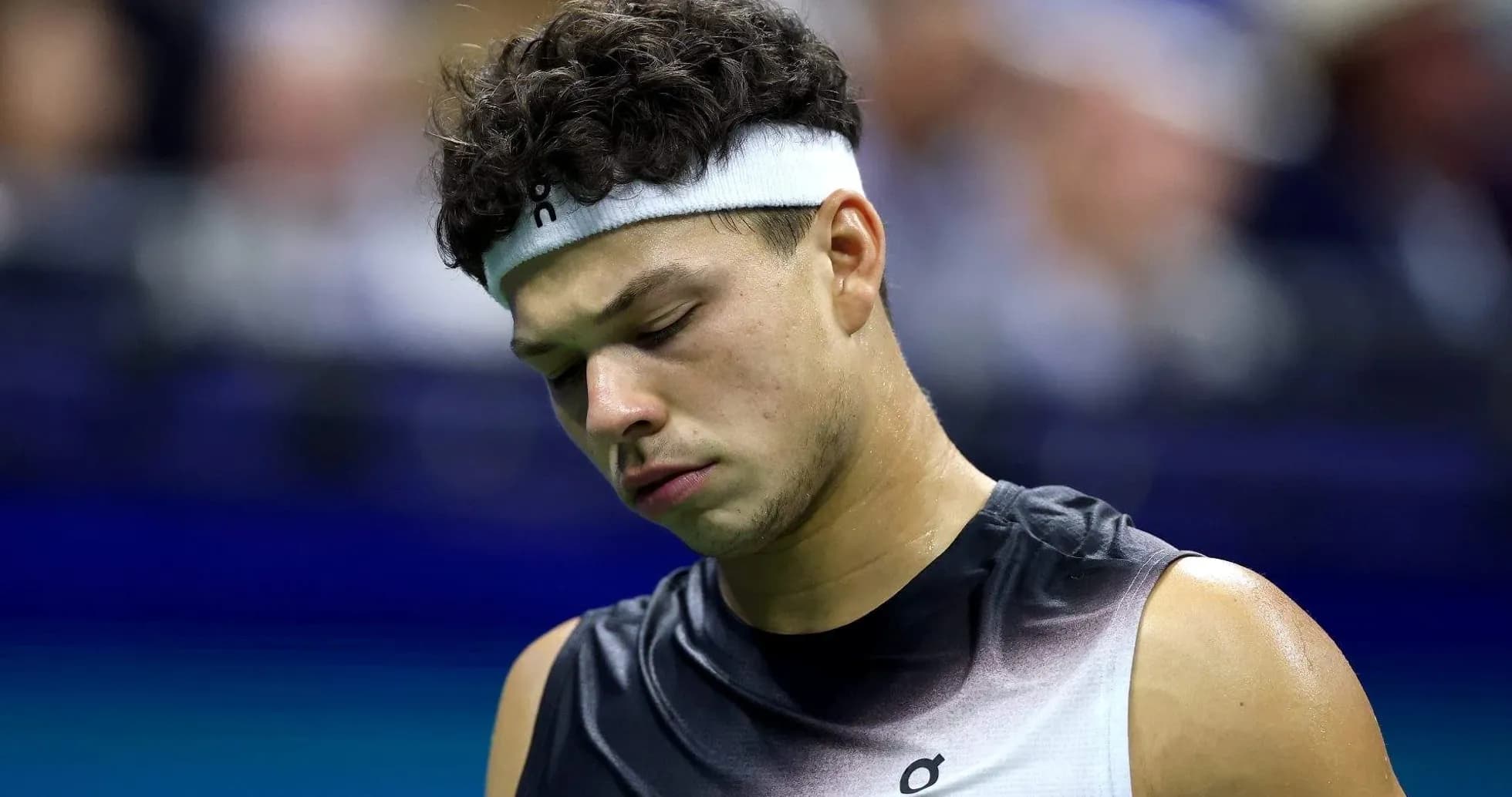 Jugador de tenis con la cabeza agachada en la cancha