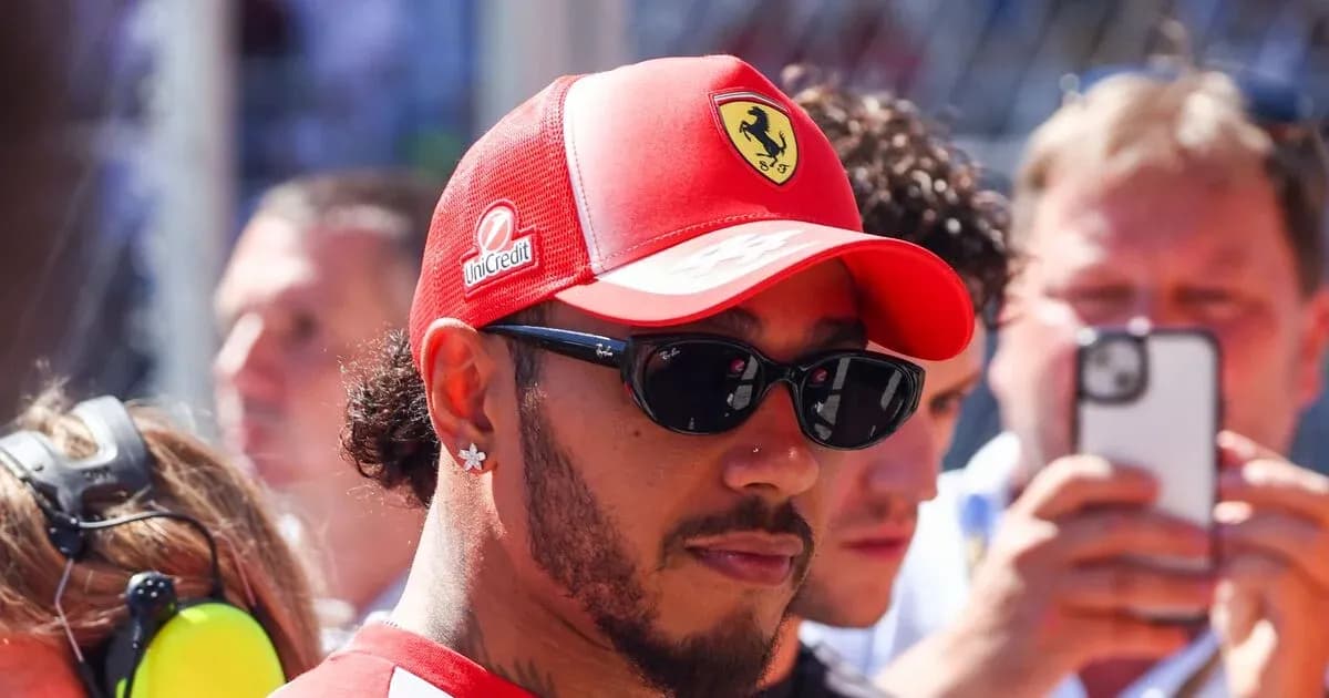 Piloto con gorra de Ferrari y gafas de sol