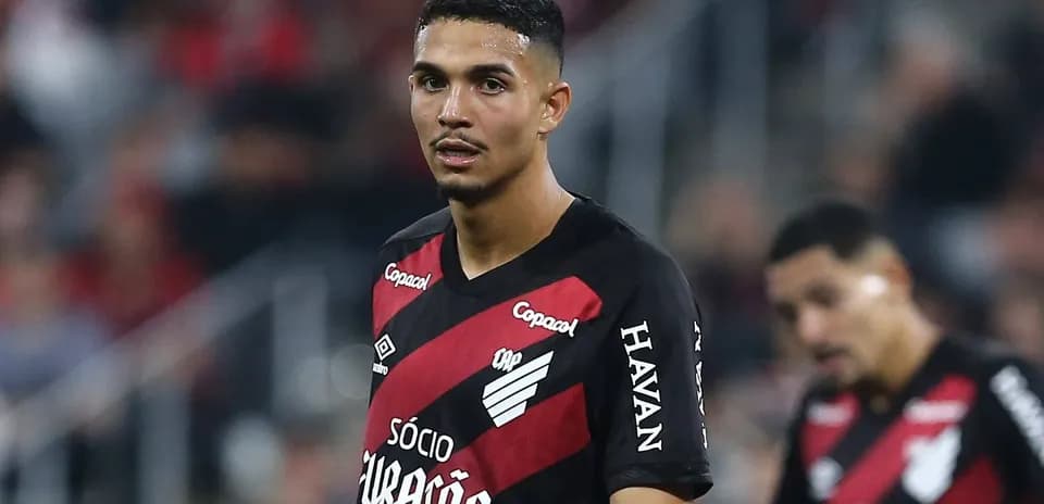 Jugador de Atlético Paranaense en el campo de juego