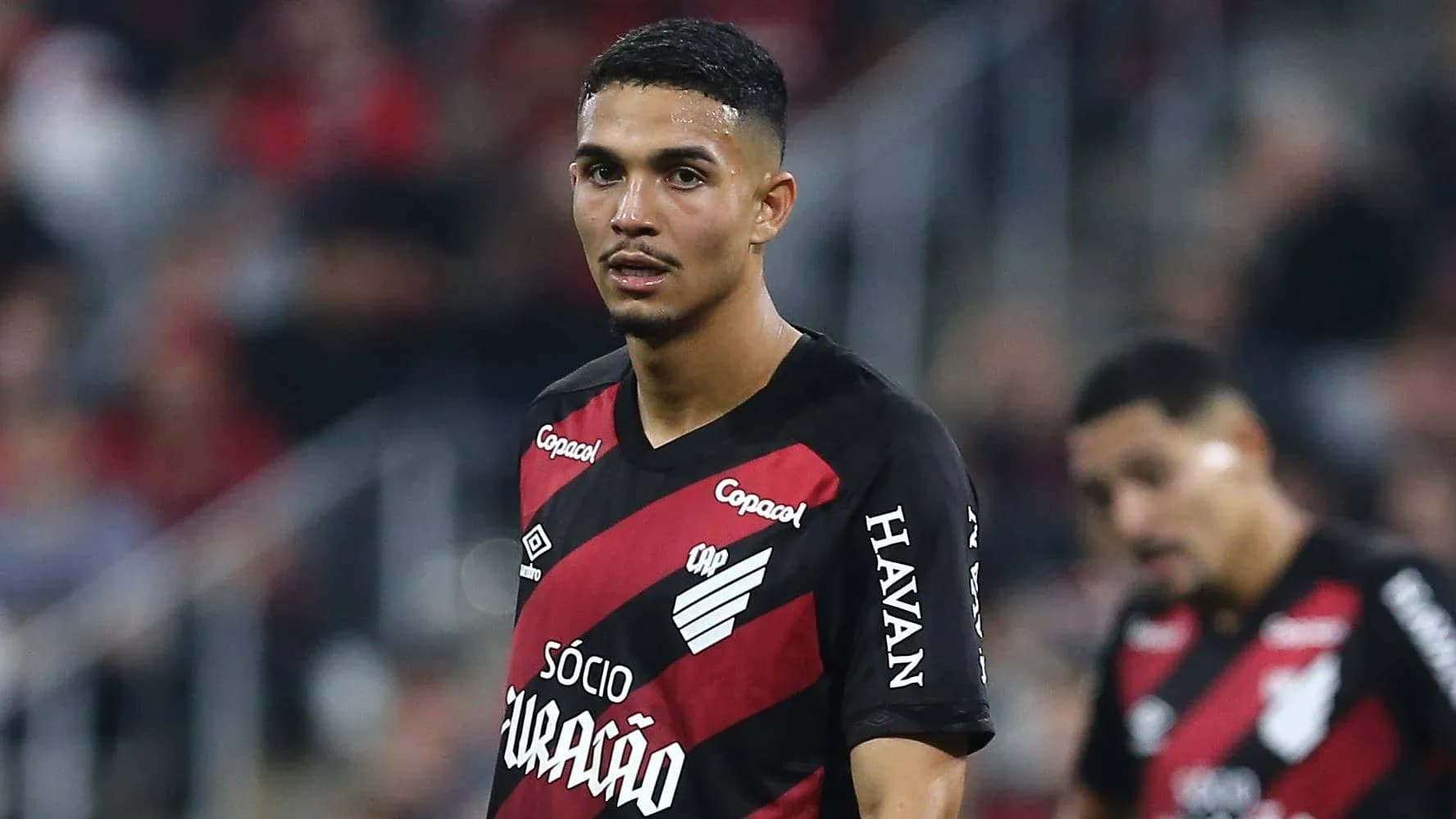 Jugador de Atlético Paranaense en el campo de juego