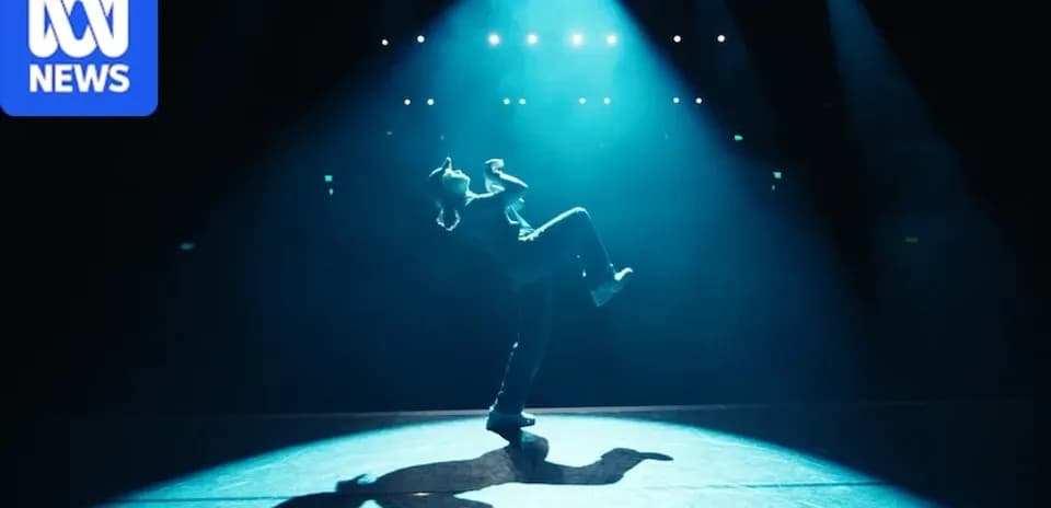 Bailarín actuando en escenario iluminado