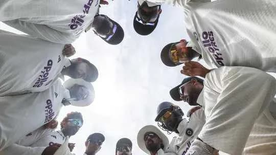 Jugadores de cricket en círculo antes del partido