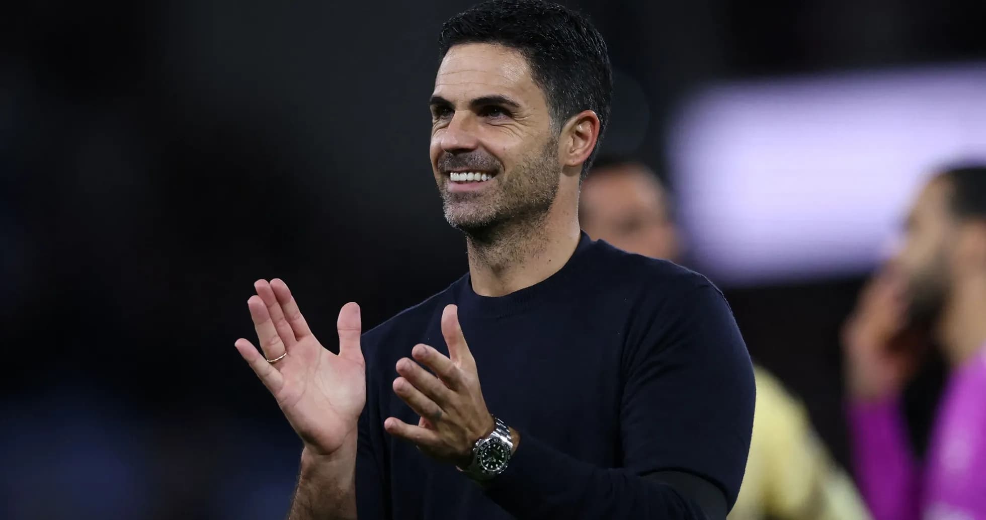 Entrenador aplaudiendo durante el partido