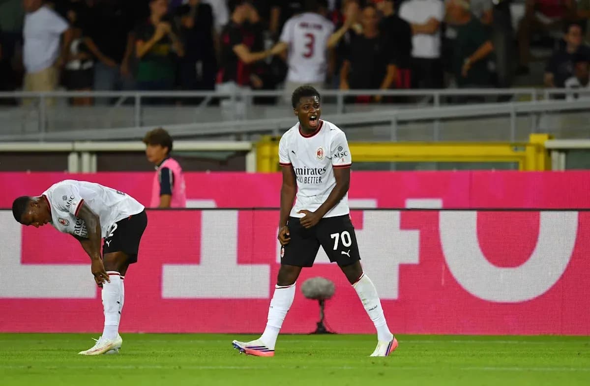 Jugador de AC Milan celebrando un gol en el campo Jugador de AC Milan celebrando un gol en el campo