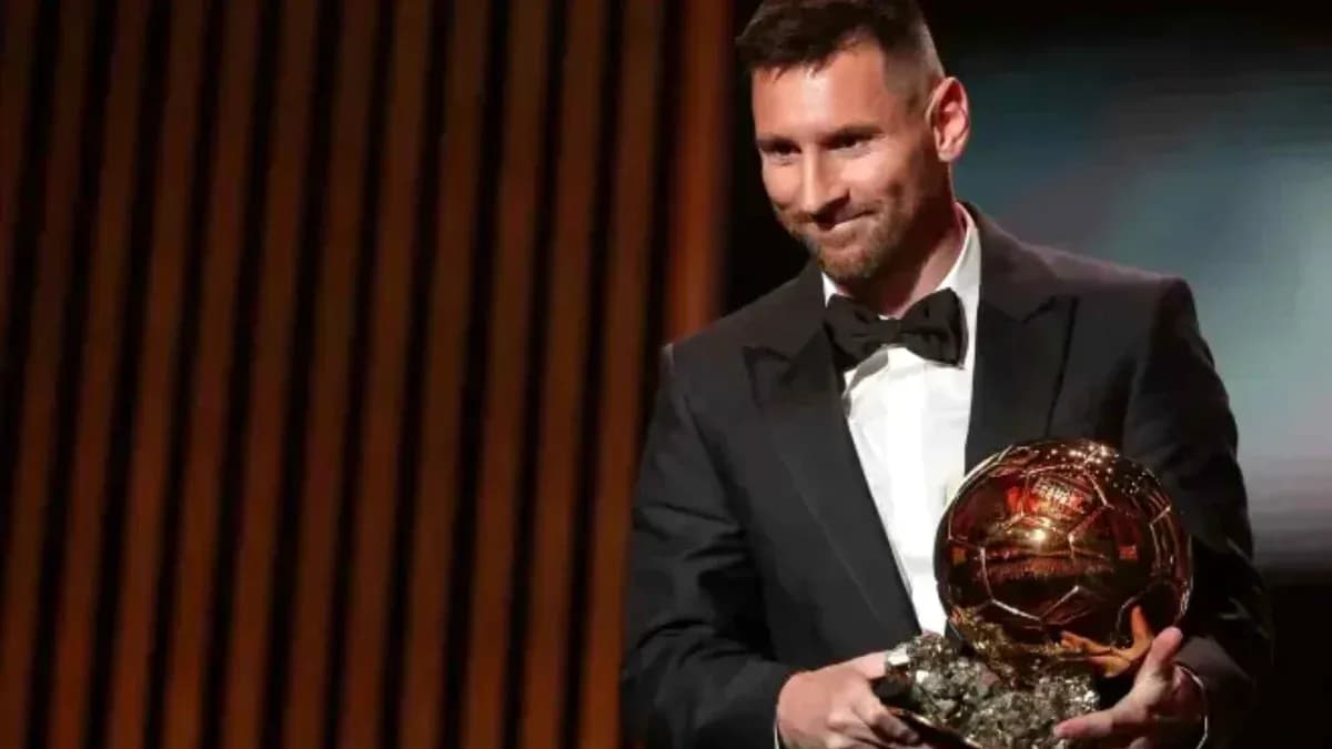 Lionel Messi sosteniendo el Balón de Oro en evento Lionel Messi sosteniendo el Balón de Oro en evento