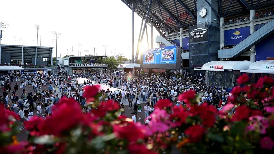 Multitud en el exterior del Arthur Ashe Stadium Multitud en el exterior del Arthur Ashe Stadium