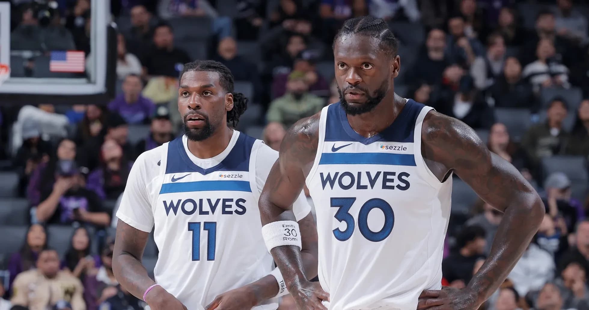 Dos jugadores de los Timberwolves en la cancha Dos jugadores de los Timberwolves en la cancha