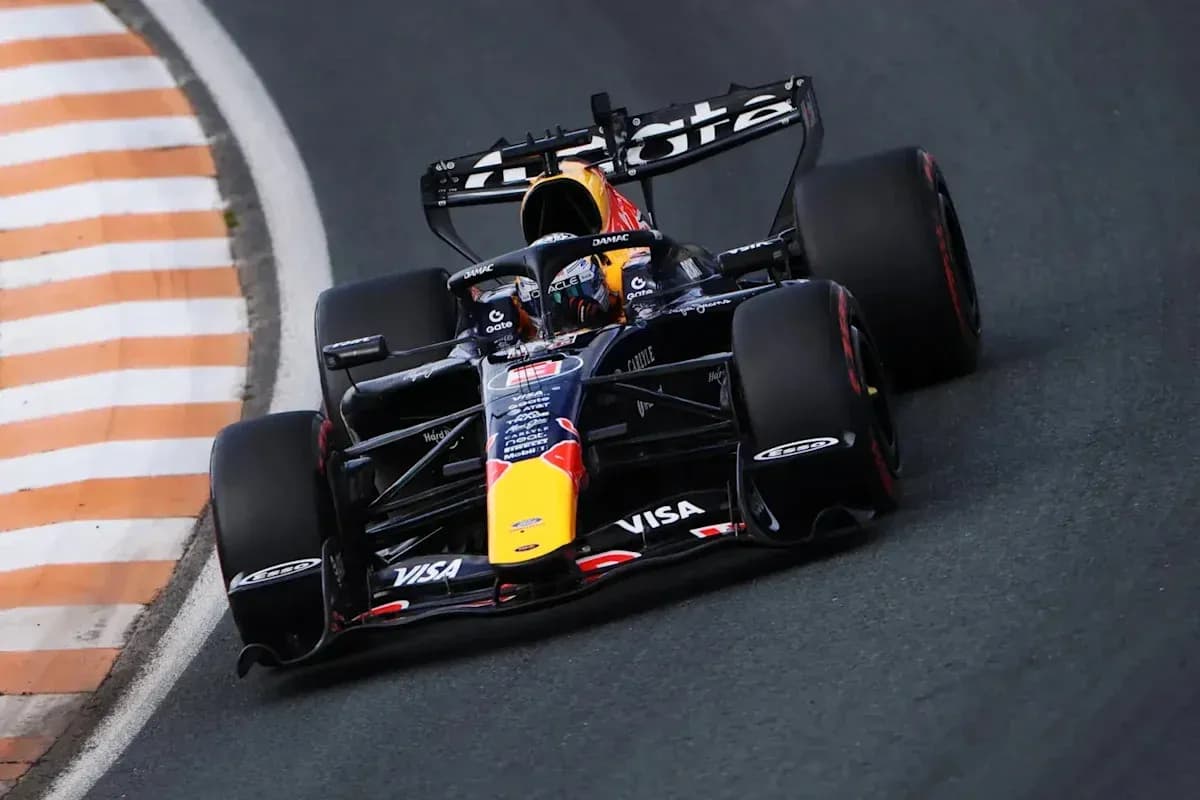 Auto de Fórmula 1 tomando una curva en la pista Auto de Fórmula 1 tomando una curva en la pista