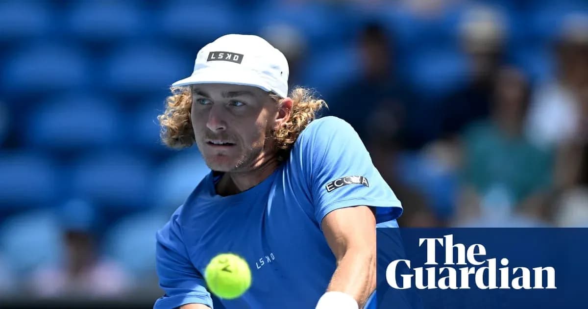 Jugador de tenis golpeando una pelota en la cancha Jugador de tenis golpeando una pelota en la cancha
