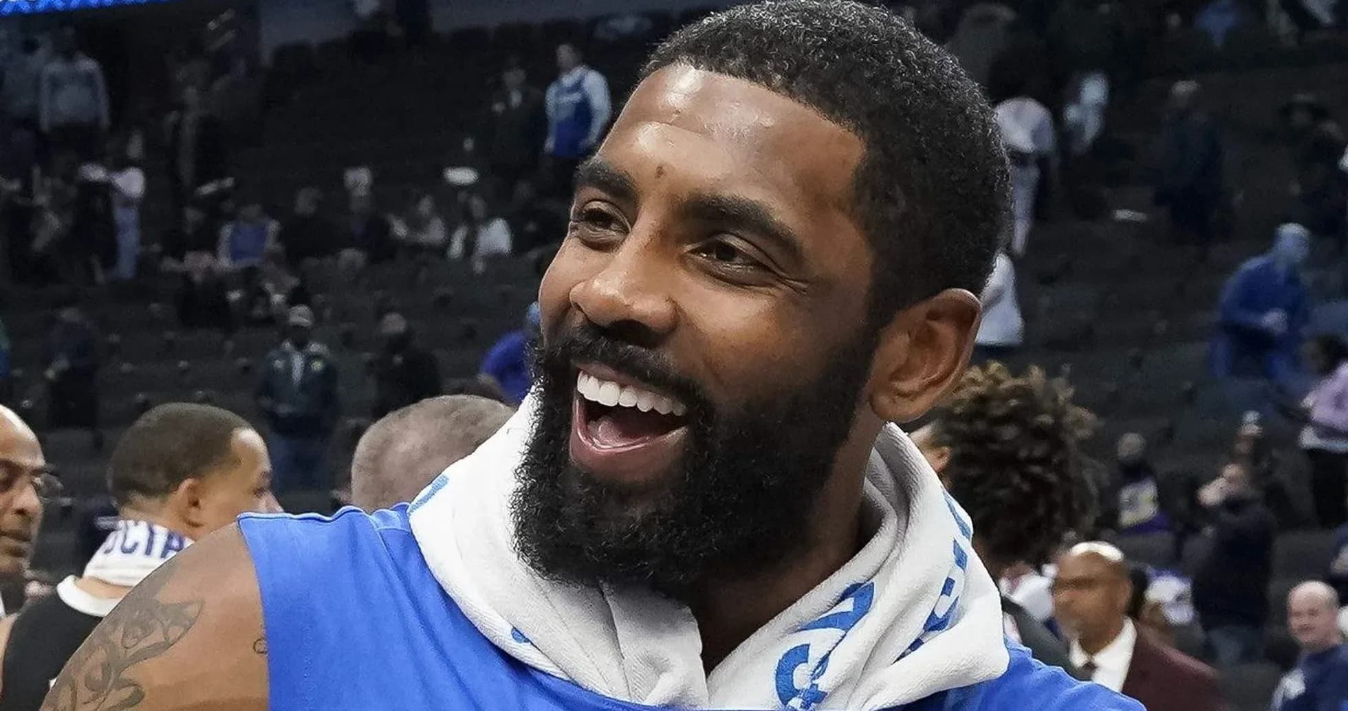 Jugador sonriendo tras un partido de baloncesto Jugador sonriendo tras un partido de baloncesto