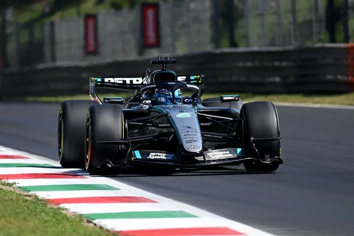 Coche de Fórmula 1 en curva con bandera italiana Coche de Fórmula 1 en curva con bandera italiana