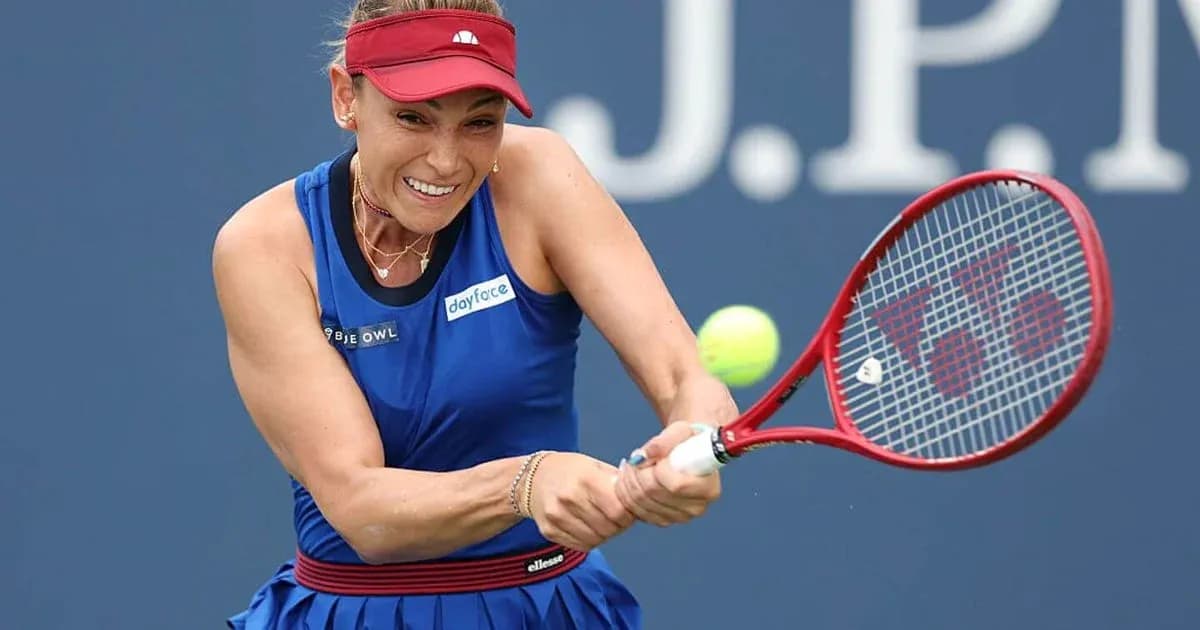 Jugadora de tenis golpeando una pelota en partido Jugadora de tenis golpeando una pelota en partido