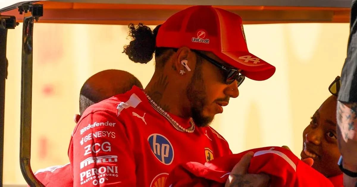 Piloto de Fórmula 1 en uniforme Ferrari interactuando Piloto de Fórmula 1 en uniforme Ferrari interactuando
