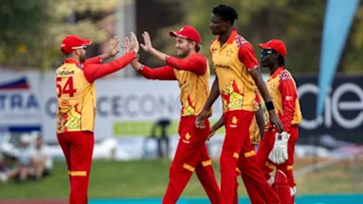 Jugadores celebrando un wicket en el campo de cricket Jugadores celebrando un wicket en el campo de cricket