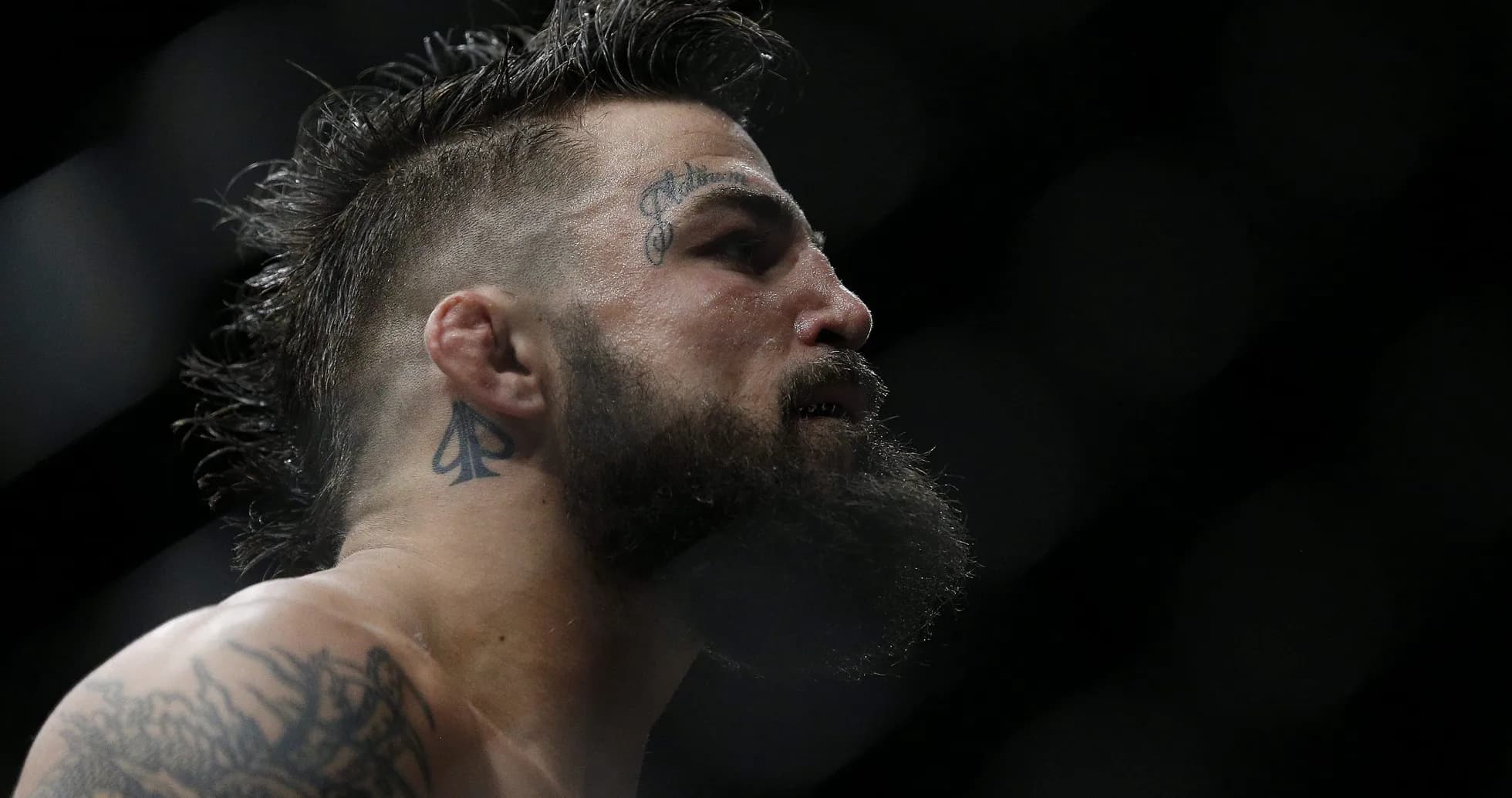 Luchador con barba y tatuajes en perfil Luchador con barba y tatuajes en perfil