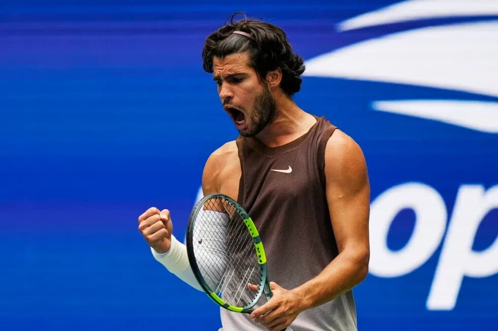 Jugador de tenis celebrando en la cancha Jugador de tenis celebrando en la cancha