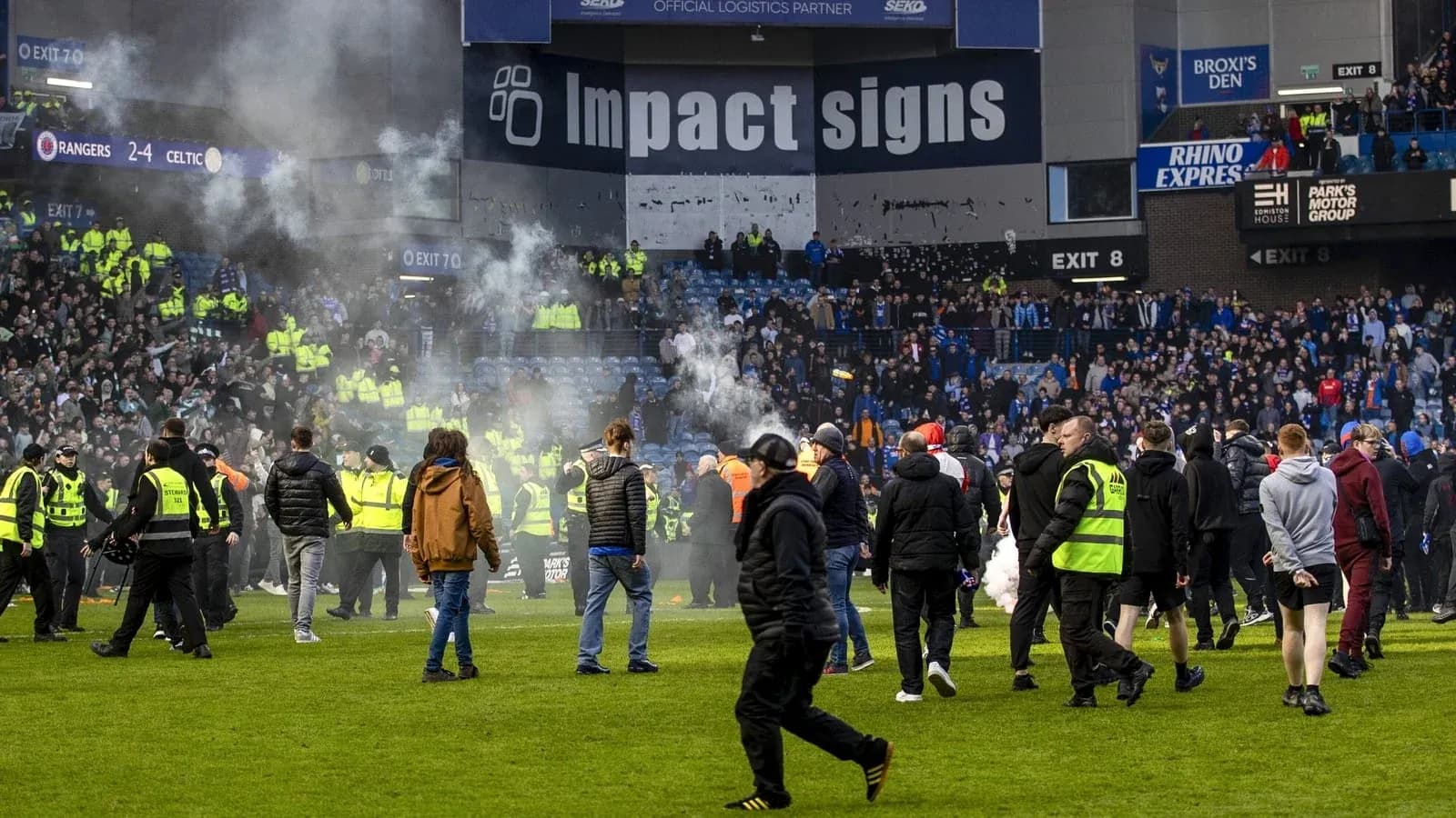 Afloramiento de aficionados en el campo durante el partido Afloramiento de aficionados en el campo durante el partido