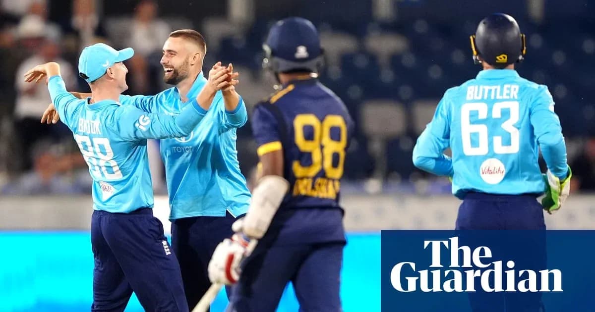 Jugadores de Inglaterra celebrando un wicket en partido Jugadores de Inglaterra celebrando un wicket en partido