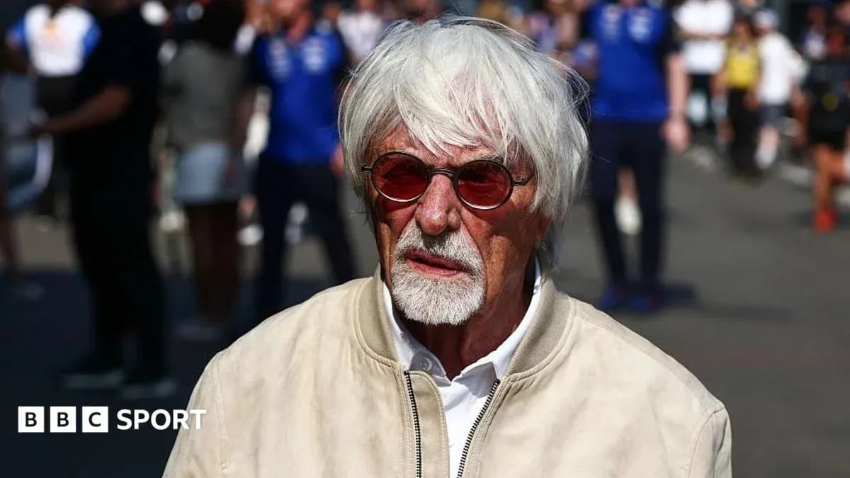 Hombre con gafas de sol en evento deportivo Hombre con gafas de sol en evento deportivo