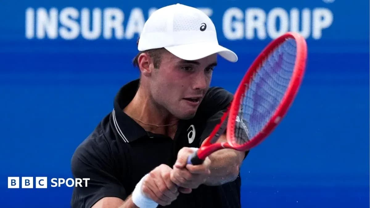 Jugador de tenis golpeando la pelota con raqueta Jugador de tenis golpeando la pelota con raqueta