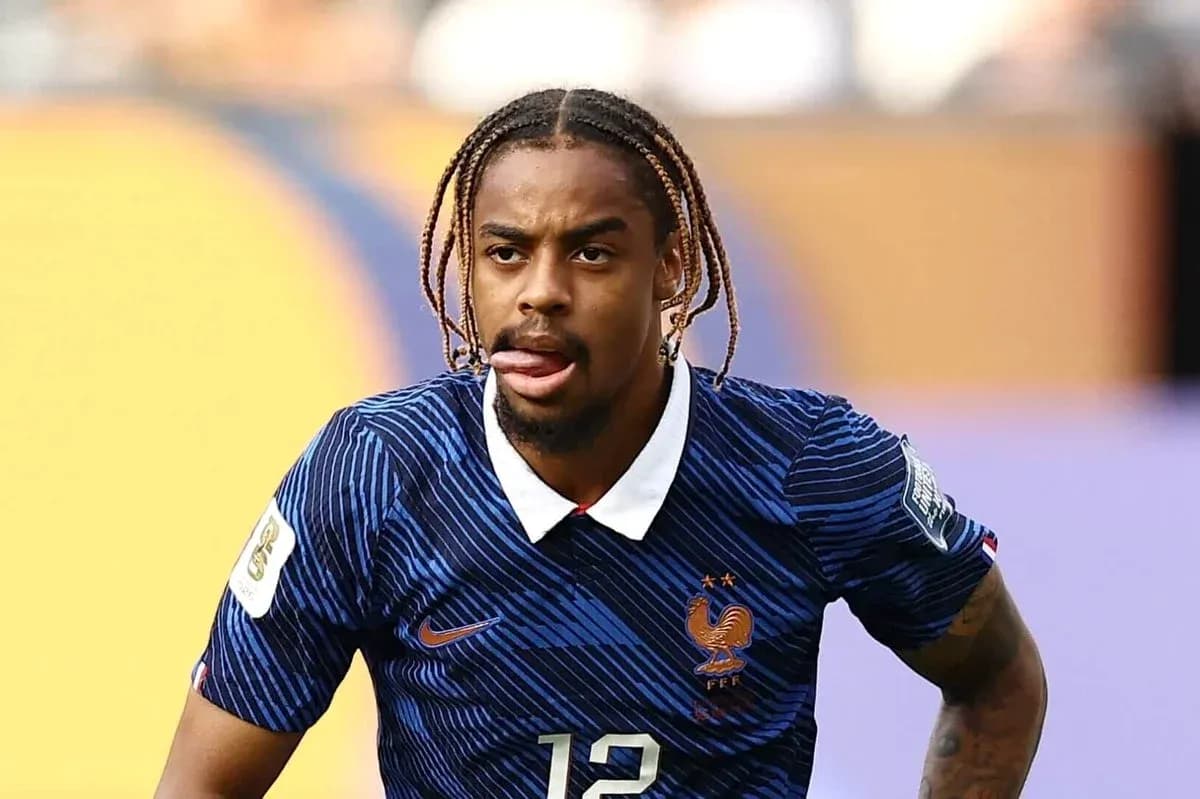 Jugador de Francia con camiseta azul en acción Jugador de Francia con camiseta azul en acción