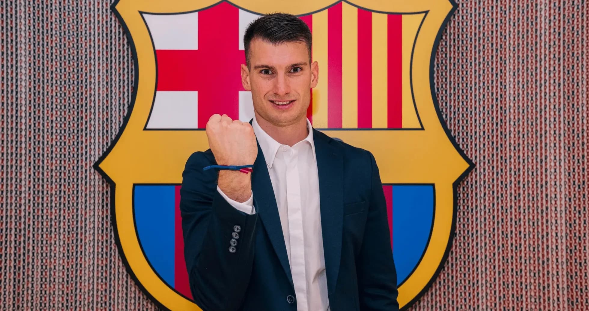 Jugador posando con el escudo del Barcelona de fondo Jugador posando con el escudo del Barcelona de fondo